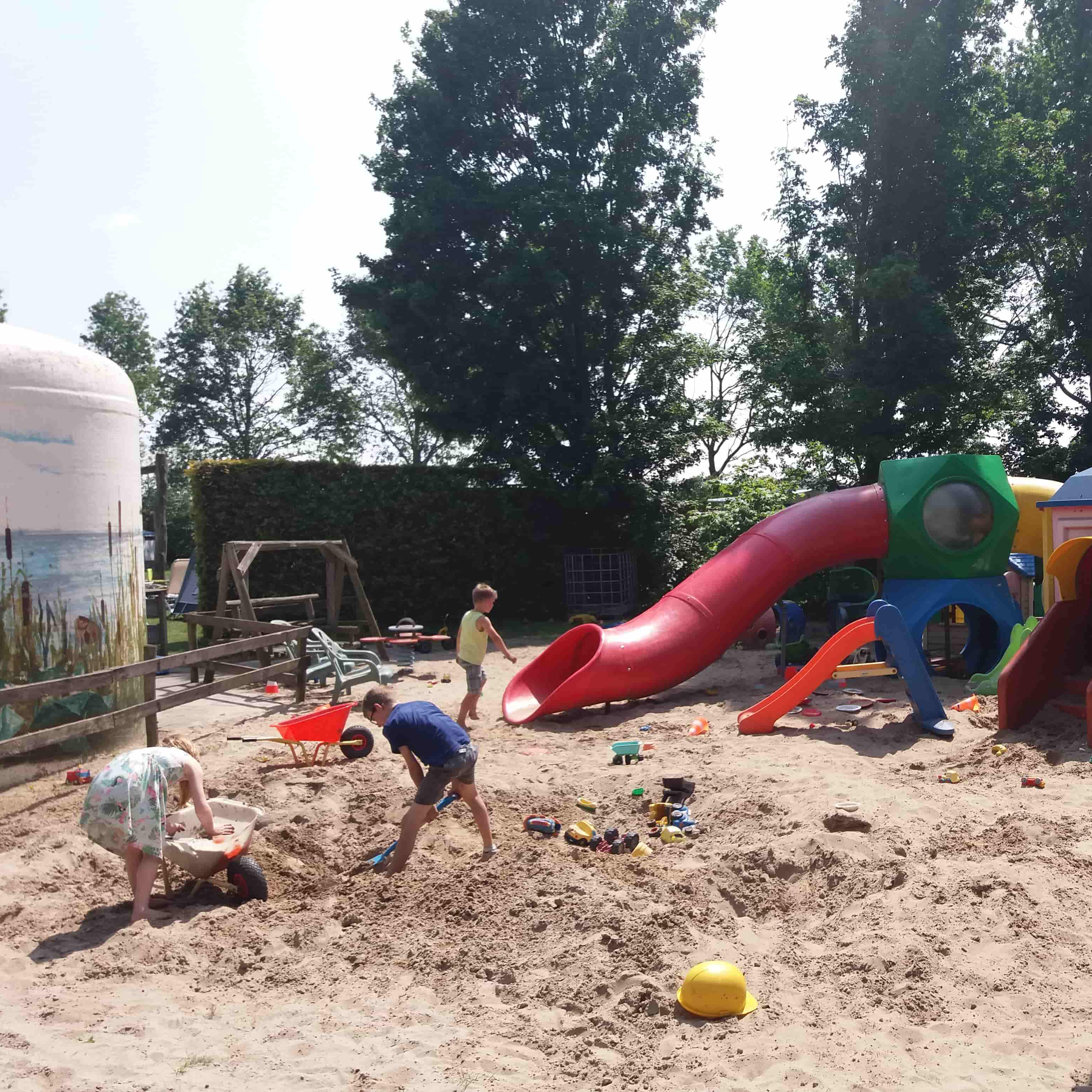 Spelen op Camping de Vos Spelen in de mega-zandbak bij Camping de Vos